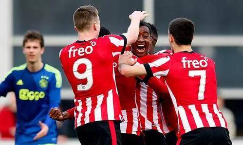 背后有三个 背后有三个